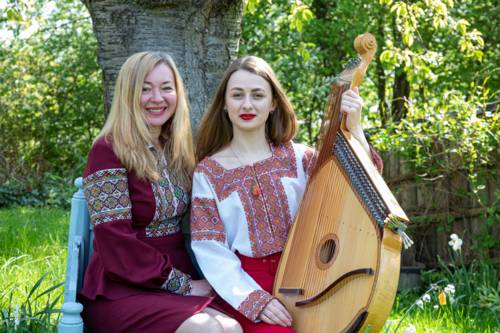Ukrainische Lieder und Musik von Svitlana Sonyk (Gesang) und Anna Sonyk (Gesang und Bandura)